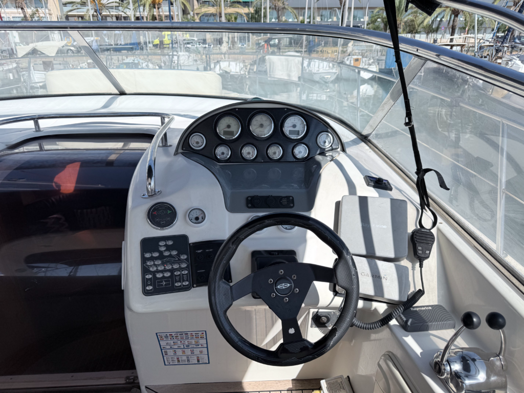 Steering wheel of the Bavaria 35 Sport yacht