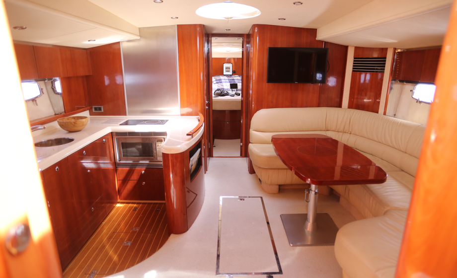 681a19c4f9fe227d0b6932f7_08_Salon_Fairline_Targa_52_Nila_Boatchartermenorcacom 1