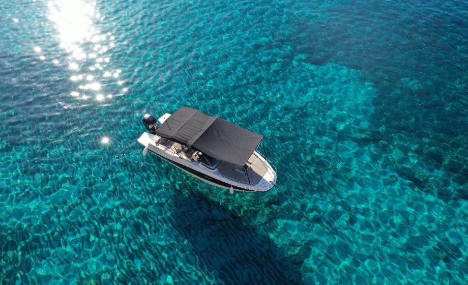 681b2450d190279180867842_02_Quicksilver_755_boatchartermenorca_toldo_proa