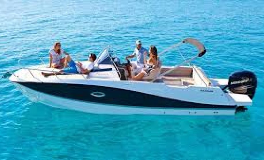 681b2454c4411e6735a04c62_07_Quicksilver_755_boatchartermenorca_lateral