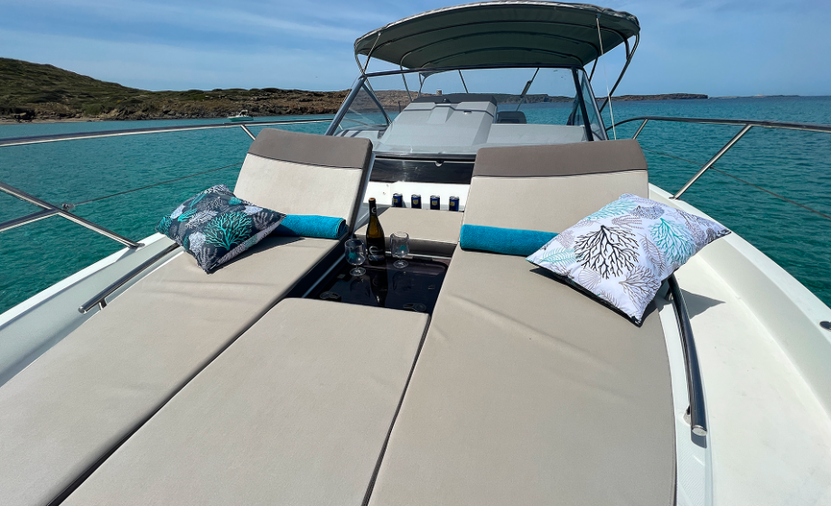 6822179da451e35e835c52da_08 Arenita Cap camarat cruising
